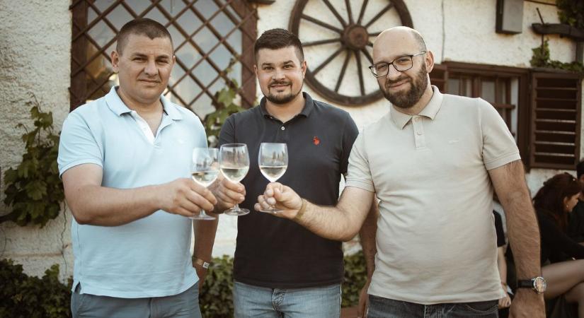 Pünkösdi bortúra: Százak járták a csepregi szőlőhegyet szombaton