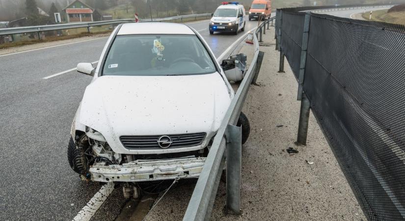 Szalagkorlátnak csapódott egy autó az M7-esen, Zamárdinál, hatalmas lehet a torlódás