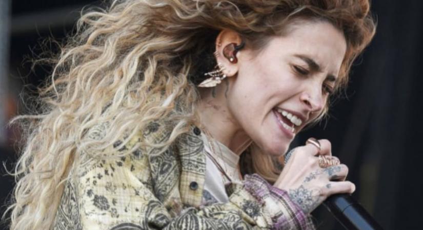 A frászt hozta a rajongóira Paris Jackson – végül simán lement a koncertje a BottleRock fesztiválon