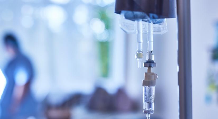 Drámai életmentés a focimeccsen: A bíró megállította a mérkőzést, miután összeesett egy szurkoló Pápán