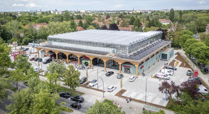 Döbbenetes hatékonyság: a szupermarket tetején épült fel a salátafarm