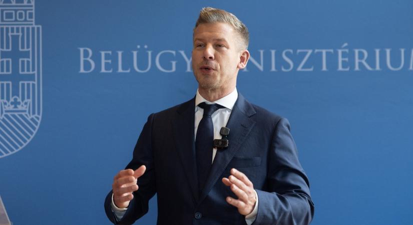 Most érkezett a videó: így várta Magyar Péter a barátnőjét a repülőtéren