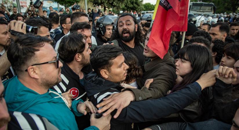 Rendőrök rohamozták meg a diákok által elfoglalt isztambuli egyetemet, betört egy fiatal lány orra