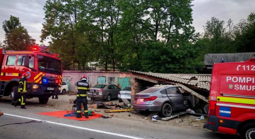 Felvételen a brutális baleset: áttörte a kerítést, majd egy garázsban állt meg az autó (VIDEÓ)
