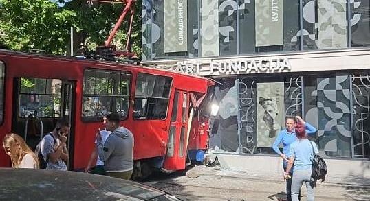 Kisiklott és egy irodába csapódott egy villamos Belgrádban