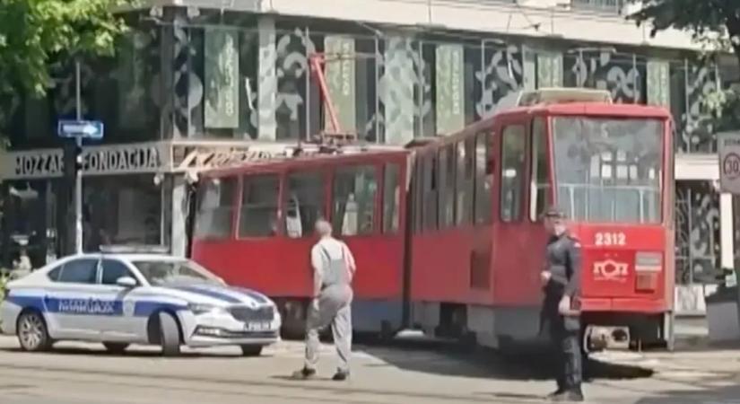 Kisiklott és épületbe csapódott egy villamos Belgrádban