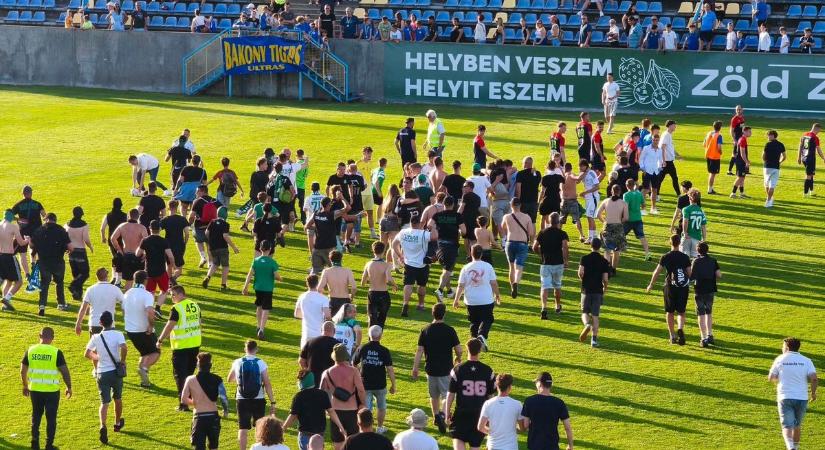 Botrányos focimeccs: verekedtek, majd szurkolói drapériát és labdákat loptak a Haladás-drukkerek ( fotók, videó)