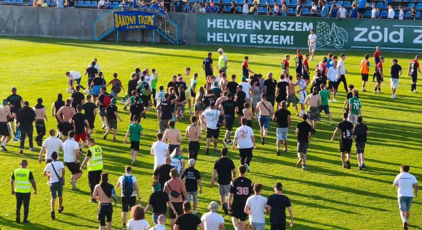 Balhé a Haladás-meccsen: Pályára rohantak a szurkolók, labdákat és szögletzászlókat is ellophattak - fotók, videó