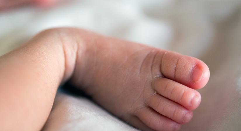 Gólyahír! Megszületett a gyönyörű énekesnő első gyermeke