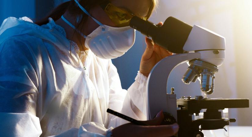 A teremtés kézjegye a laboratóriumban – Miért nem zárja ki egymást a hit és a ráció?