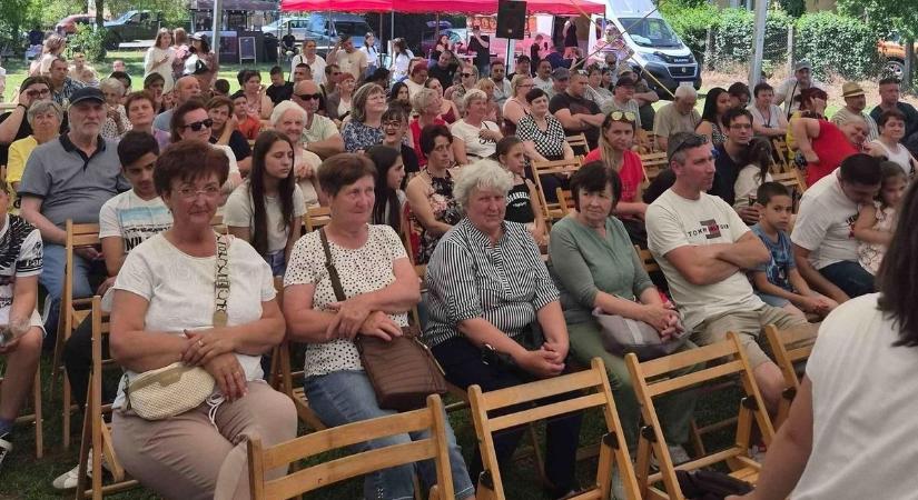 Ropogott a tűz, szólt a zene, hatalmas hangulat volt a kocsolai falunapon