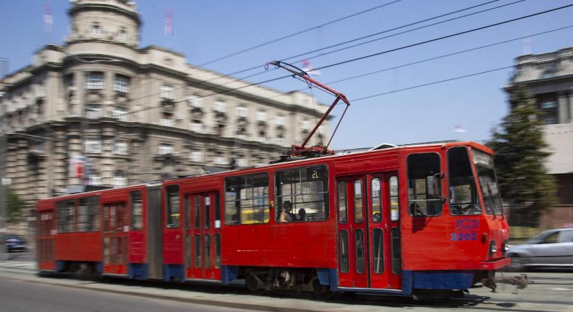 Kisiklott és épületnek ütközött egy villamos Belgrádban, gyerekek is vannak a sérültek között