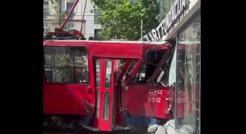 Videó: hirtelen kisiklott és épületnek csapódott egy villamos a szomszéd fővárosban, sok a sérült