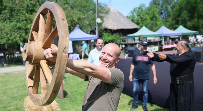 Így választották meg a Sóstói Múzeumfalu pünkösdi királyát (fotók, videó)