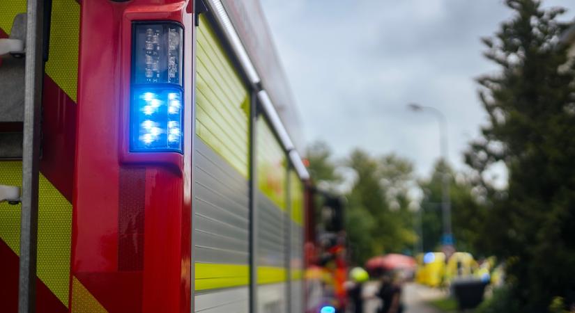 Most érkezett: kisiklott és irodaházba csapódott egy villamos, több sérült is van