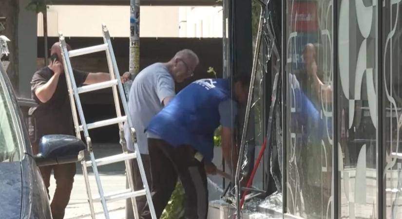 Irodaháznak ütközött egy kisiklott villamos a fővárosban - videó