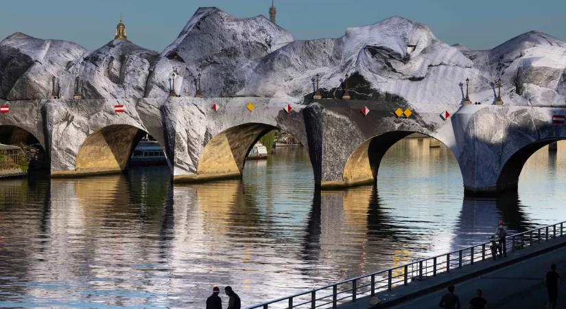 Az Eiffel-torony tetejéről is látszik a gigantikus párizsi csoda