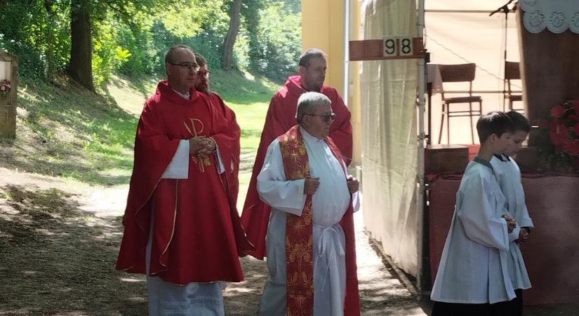 Pünkösdi zarándoklat a bényi kutacskánál