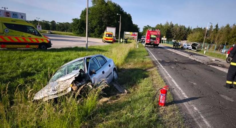 Durva fotók érkeztek a súlyos baleset helyszínéről a 8-as főútról