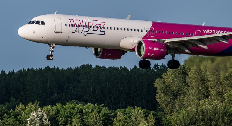 Áll a bál nyári repülések miatt, a Wizz Air cáfolja a magyar légi irányítás vezérének állításait