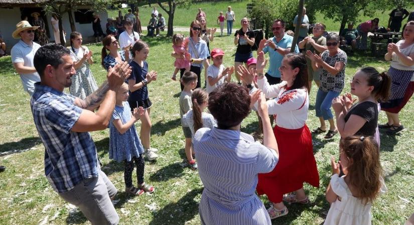 Mesék, recsegő májusfa és bodzaillat lengte be a Szennai Skanzent