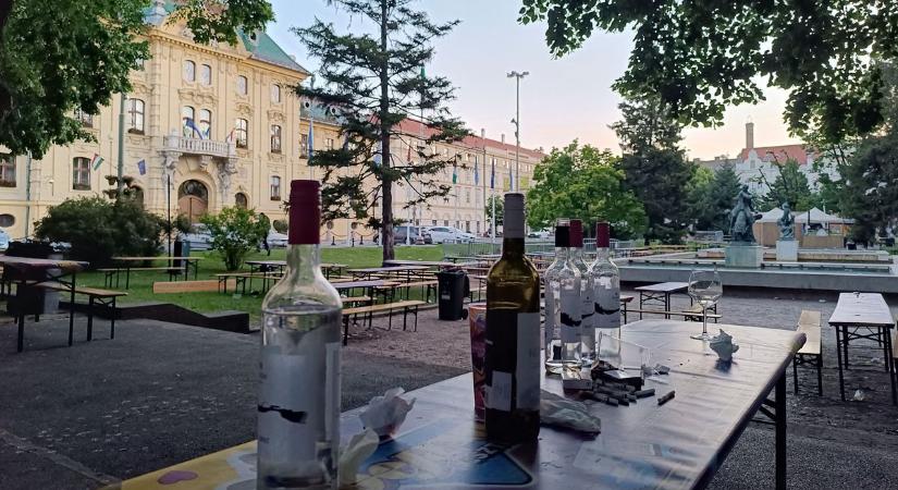 Hajnali sokk a Széchenyi téren: üvegszilánkok és szeméthalmok maradtak a buli után – videóval