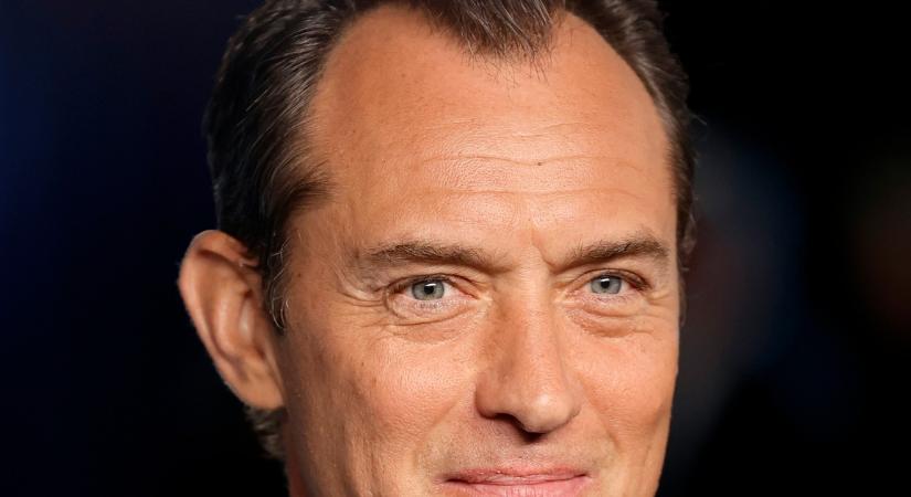 Láttad már Jude Law 29 éves felnőtt fiát? Esünk hanyatt, Raff az apja sármját örökölte