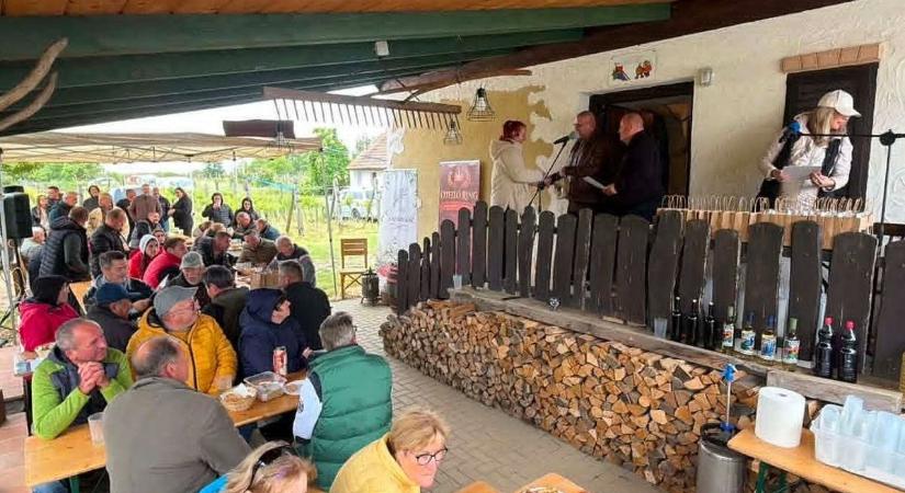 A bor és a pálinka ünnepe volt a hosszúperesztegi Felső hegyen
