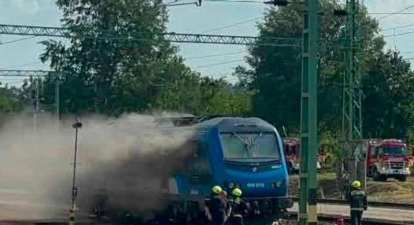Füstöl a mozdony: hosszabb menetidő, fennakadás, pótlóbusz