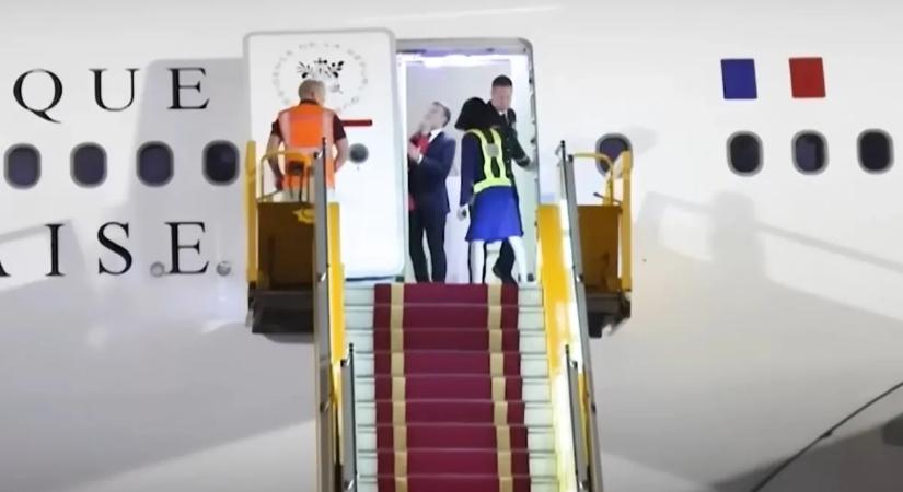 Végre kiderült, miért kapott egy istenes taslit a feleségétől Emmanuel Macron