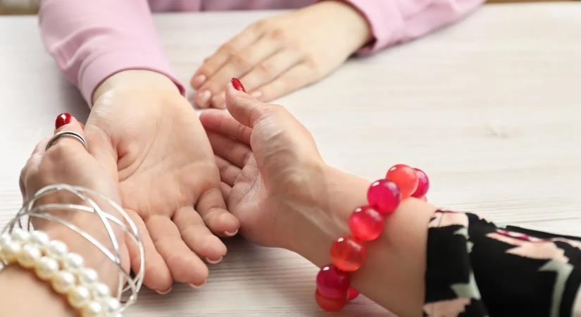 Kíváncsi vagy, mit tartogat a jövő? A csuklóvonalak meglepő dolgokat árulhatnak el a sorsodról
