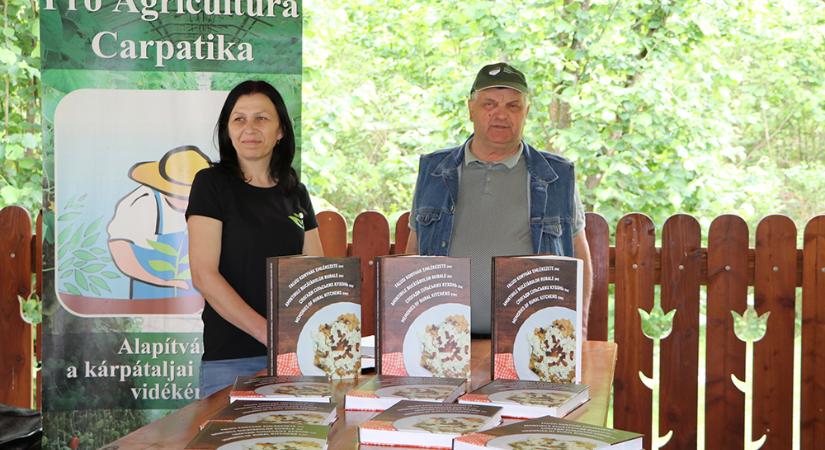 Hagyományok a tányéron: megjelent a Falusi konyhák emlékezete receptkönyvet