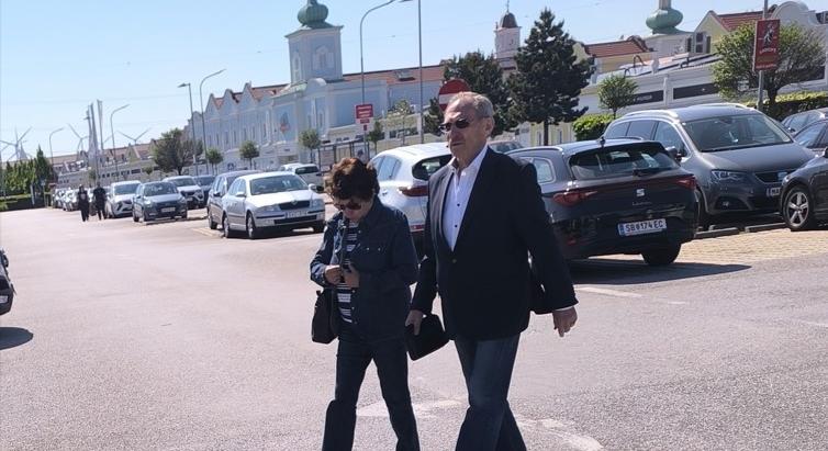 Osztrák shoppingparadicsomban vásárolt nejével Pintér Sándor - Olvasónk lefotózta a volt belügyminisztert