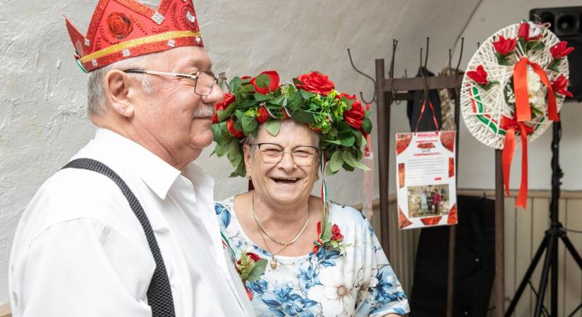 Különleges hagyomány elevenedett meg: megkoronázták a pünkösdkirályt és a királynét