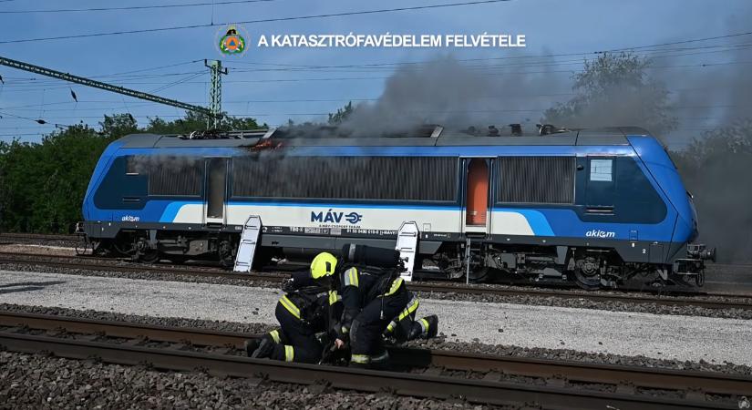 Visszagyulladás nehezítette a mozdony oltását Kelenföldön – videón a küzdelem