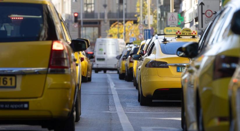 Brutálisan megdrágul a budapesti taxizás – elérték a taxisok, amit akartak, mégsem boldogok