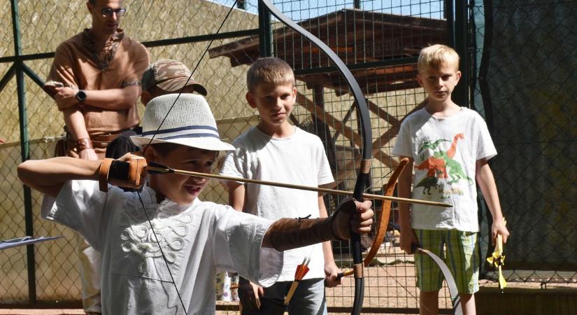 Régi korok elevenedtek meg a jászberényi állatkert mellett, ahol még a legkisebbek is fegyvert fogtak – galériával