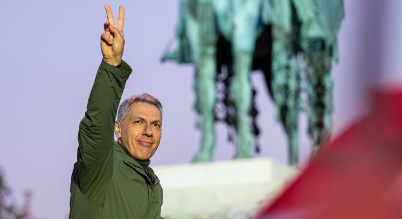 „Reméljük, hogy lesz ez még jobb is” – írta a Fidesz, miután kigyulladt egy Lázár minisztersége alatt bérelt mozdony