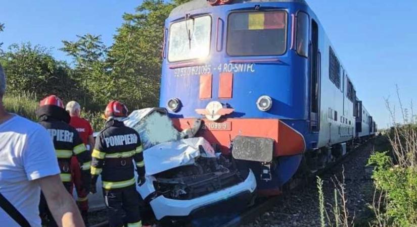 Vonat gyűrt maga alá egy autót Biharpüspökiben – ketten vesztették életüket a brutális ütközésben