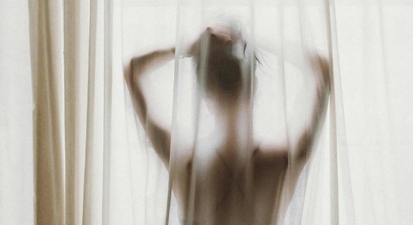 Sátáni bűnnek tartották a vágyait: most sárkánynak öltözve forgat OnlyFans-szexjeleneteket a mormon szépség