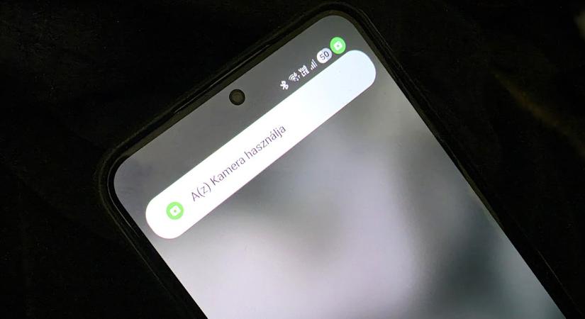 Ez van a zöld pont mögött a mobilja kijelzőjén – Lehet, hogy valaki figyeli?