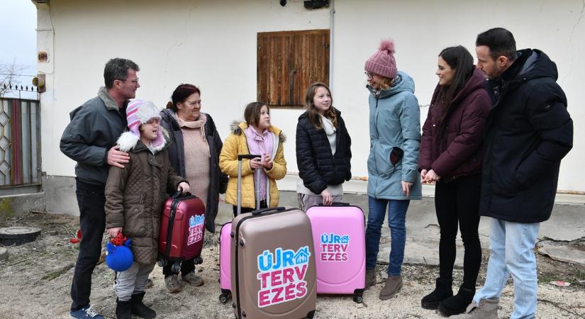 A könnyeivel küzdött a tatárszentgyörgyi nagymama – Elképesztő, mivé lett a 100 éves parasztház: egyetlen szobában nyomorgott az unokáival