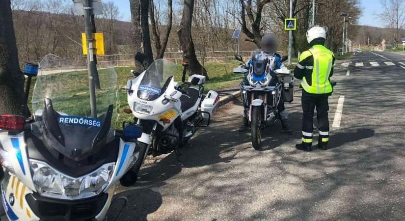 Nem kegyelmeztek a rendőrök: tömegesen kapcsolták le a szabálytalankodókat Veszprémben (videó)