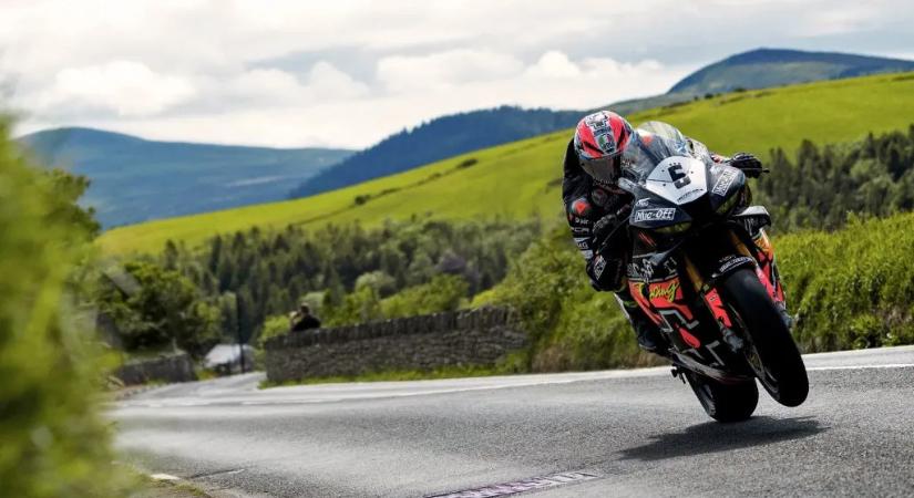 Elrajtolt a 2026-os Isle of Man TT – piros zászló az első szabadedzésen / soha nem volt még ennyire követhető a legendás verseny