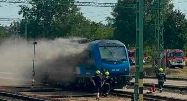 Katasztrófavédelem: csak a mozdony áramtalanítása után tudtak hatékonyan dolgozni a tűzoltók Kelenföldön