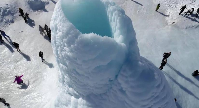 Különleges képződmény jelent meg Kazahsztánban egy jeges síkságon