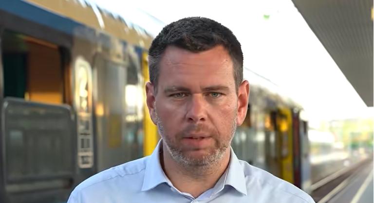 Vitézy Dávid a kelenföldi vasútállomásról jelentkezett be, egyből jogszabály-módosítást ígért