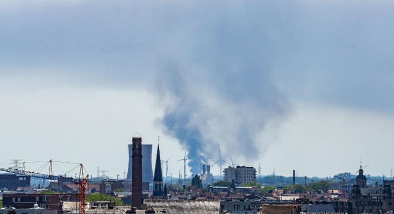 Mérgező füsttel járó hatalmas tűz ütött ki egy belgiumi ipari létesítményben, iskolákat zártak be