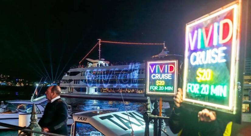Potyogni kezdtek az égből a drónok Sydney-ben – a tömeg sokkot kapott