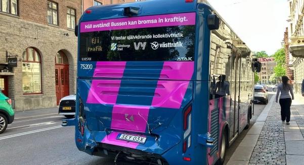 Svédországban egy önvezető busz balesetet szenvedett az üzembe helyezésének első napján